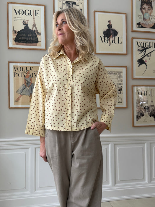 Prikket gul skjorte - Prikket gul skjorte