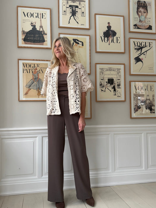 Slankebuks med blondeskjorte - Slankebuks med blondeskjorte