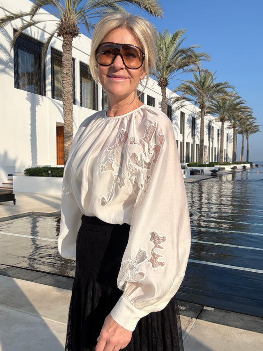 Blondenederdel med hvid skjorte