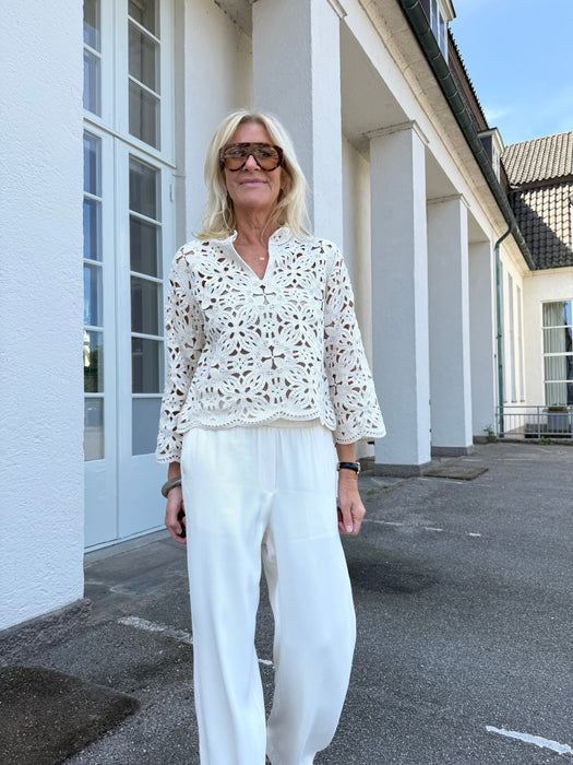 Blondebluse og bukser - Blondebluse og bukser