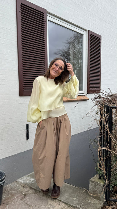 Gul bluse og culotte bukser - Gul bluse og culotte bukser