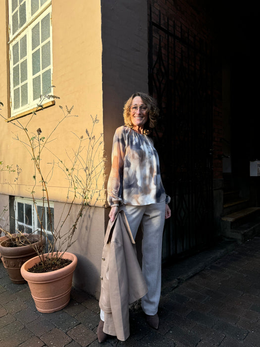 Akavarel bluse med skindjakke - Akavarel bluse med skindjakke