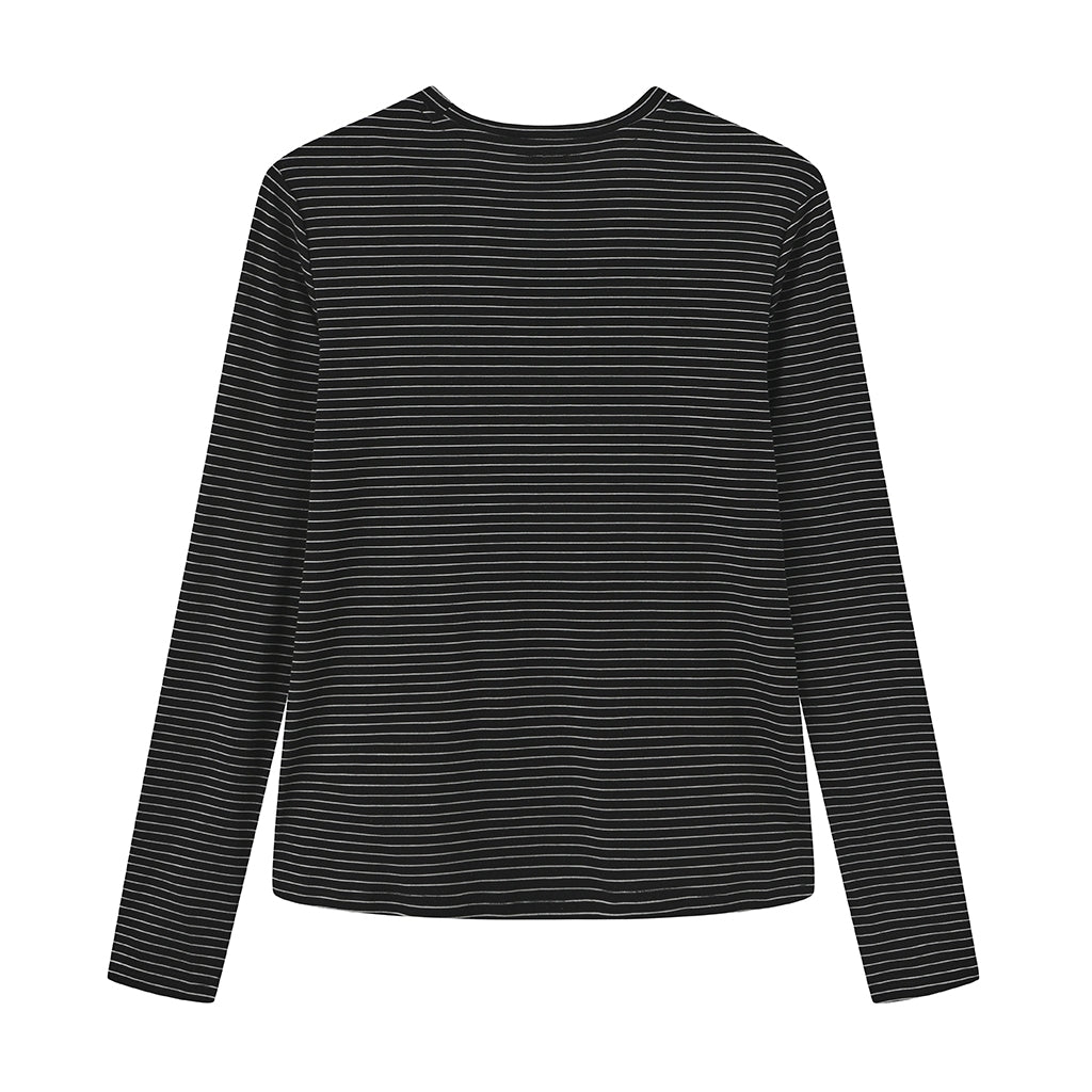 Luxzuz – Segberg Sort langærmet sort T-shirt med tynde vandrette hvide striber.