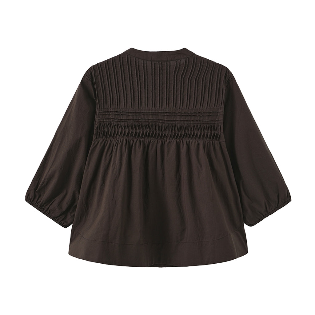 Bagfra set: Luxzuz Percha Kaffe-bluse i mørkebrun med plisseret ryg, rynket skulderparti og elegante lange ærmer.