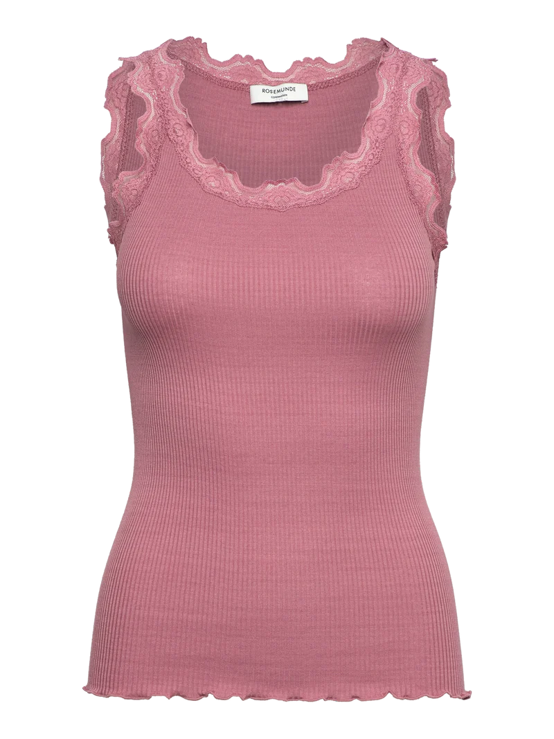 Rosemunde top i gammelrosa med blonder i halsudskæringen