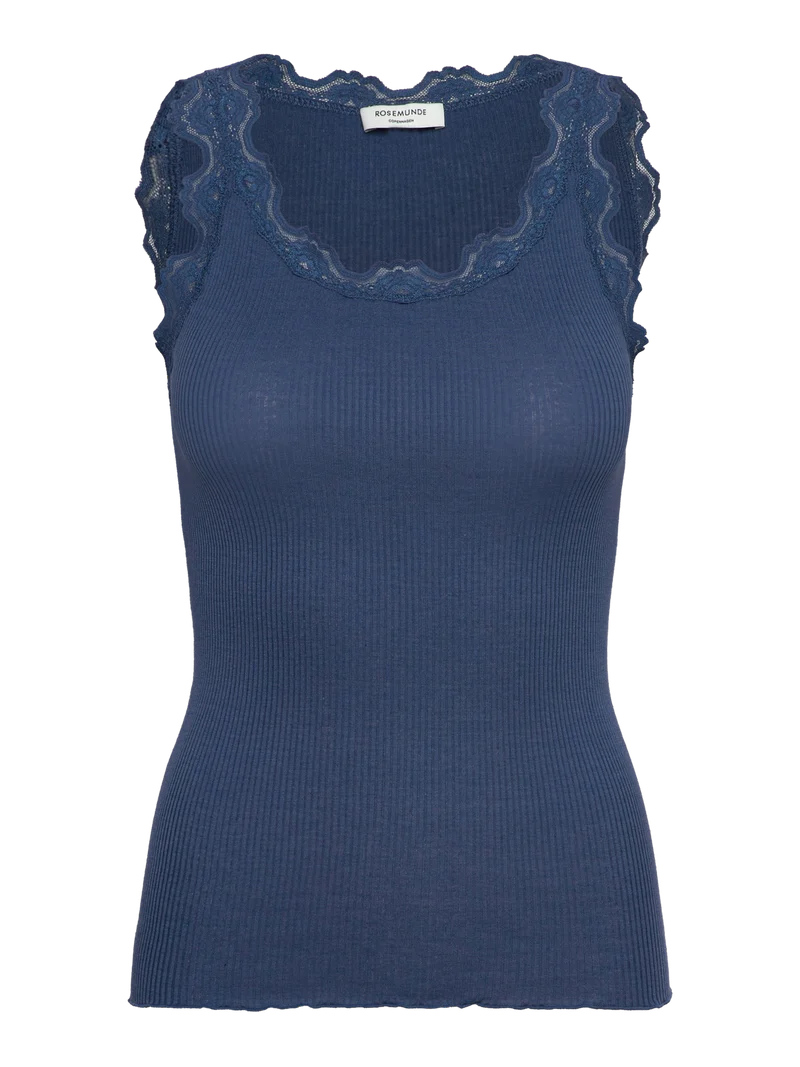 Mørkeblå Rosemunde top med blonder ved halsudskæring