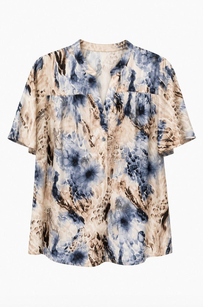 2-Biz Amora Blå mønstret bluse med tie-dye og dyremønster, løs pasform og korte ærmer.