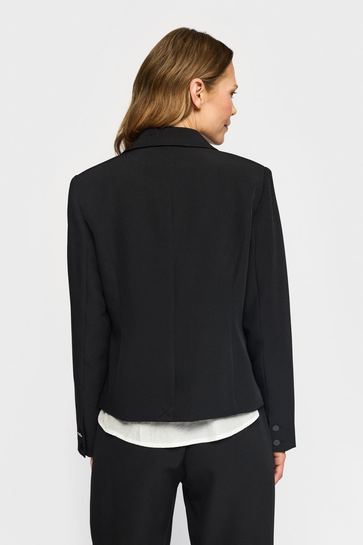 Bagfra-billede af en person, der bærer en 156334 | 2-Biz – Judith Sort sort blazer over en hvid skjorte.