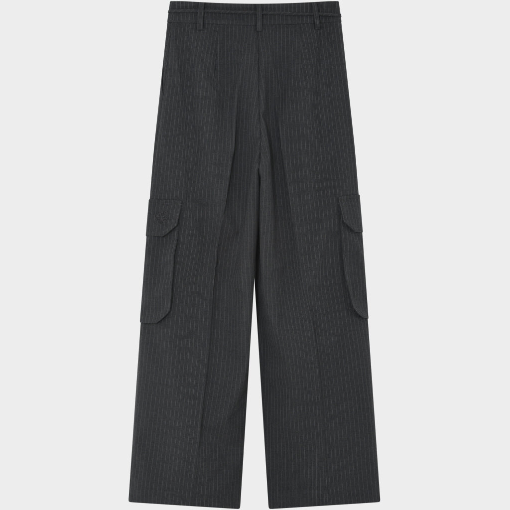 2NDDAY Orenia Mørkegrå: Mørkegrå bukser med brede ben og sidelommer med klap – perfekte cargobukser til kvinder, der ønsker et moderne look.