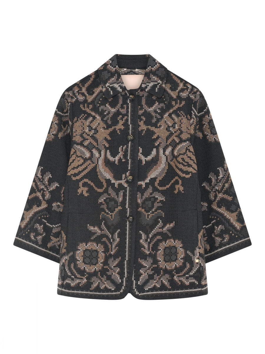Gustav 156402 Sarah – Sort mønstret blazer med en firkantet pasform og et detaljeret blomstermønster i beige og gråt.