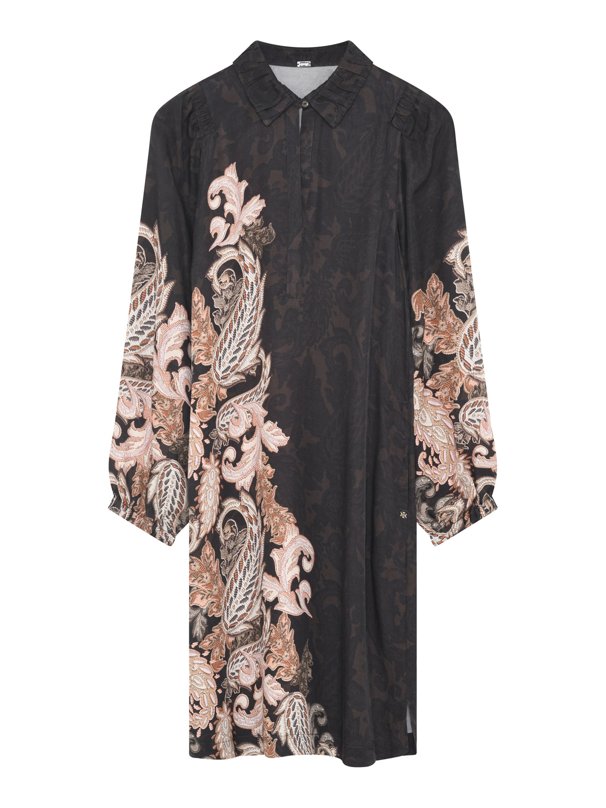 Gustav Neomi Brun: Sort, knælang kjole med lange ærmer og beige og lyserøde paisley-blomstermønstre samt krave med knapper.