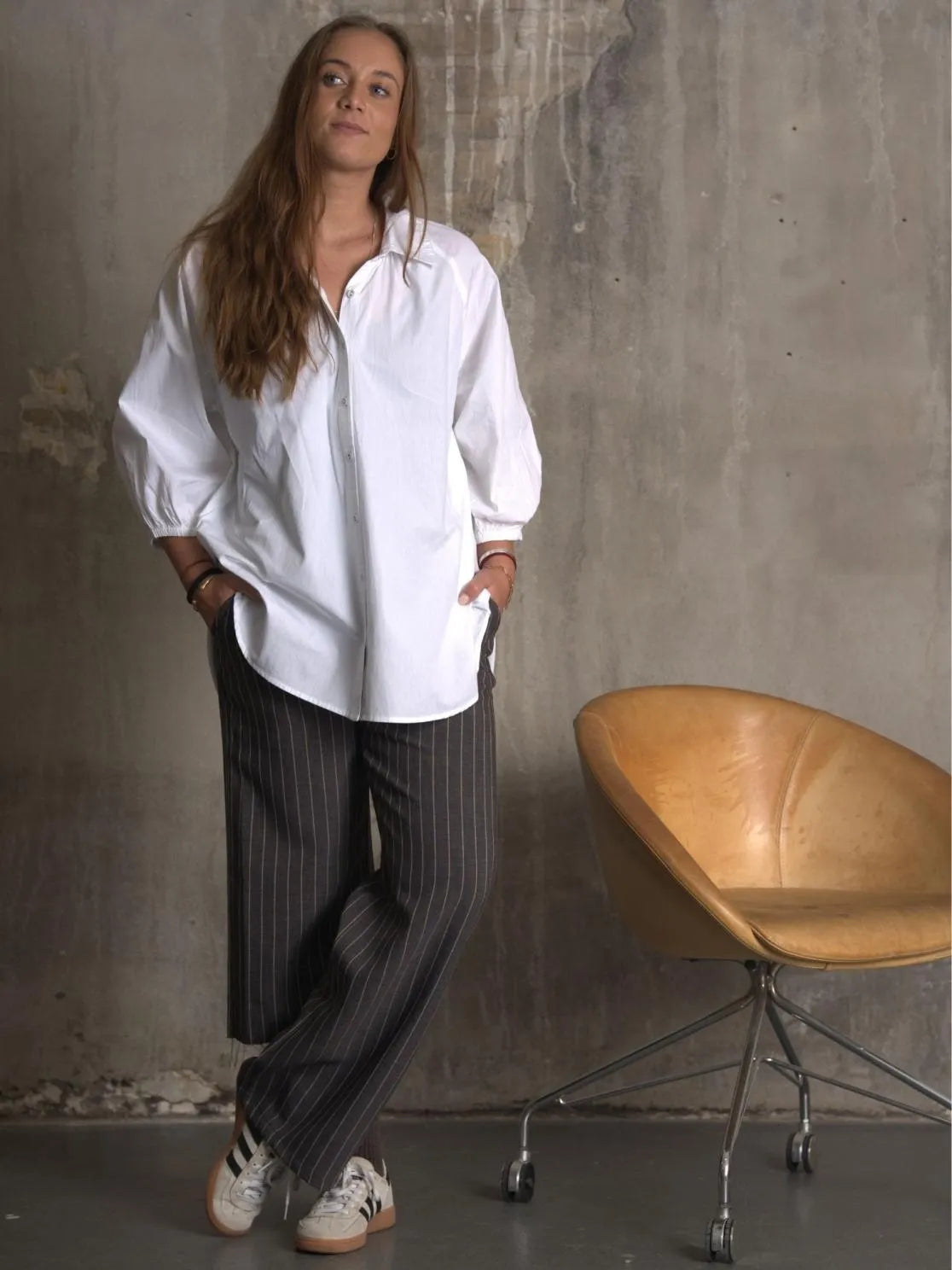 Stribede Kopenhaken bukser stylet med hvid skjorte på model