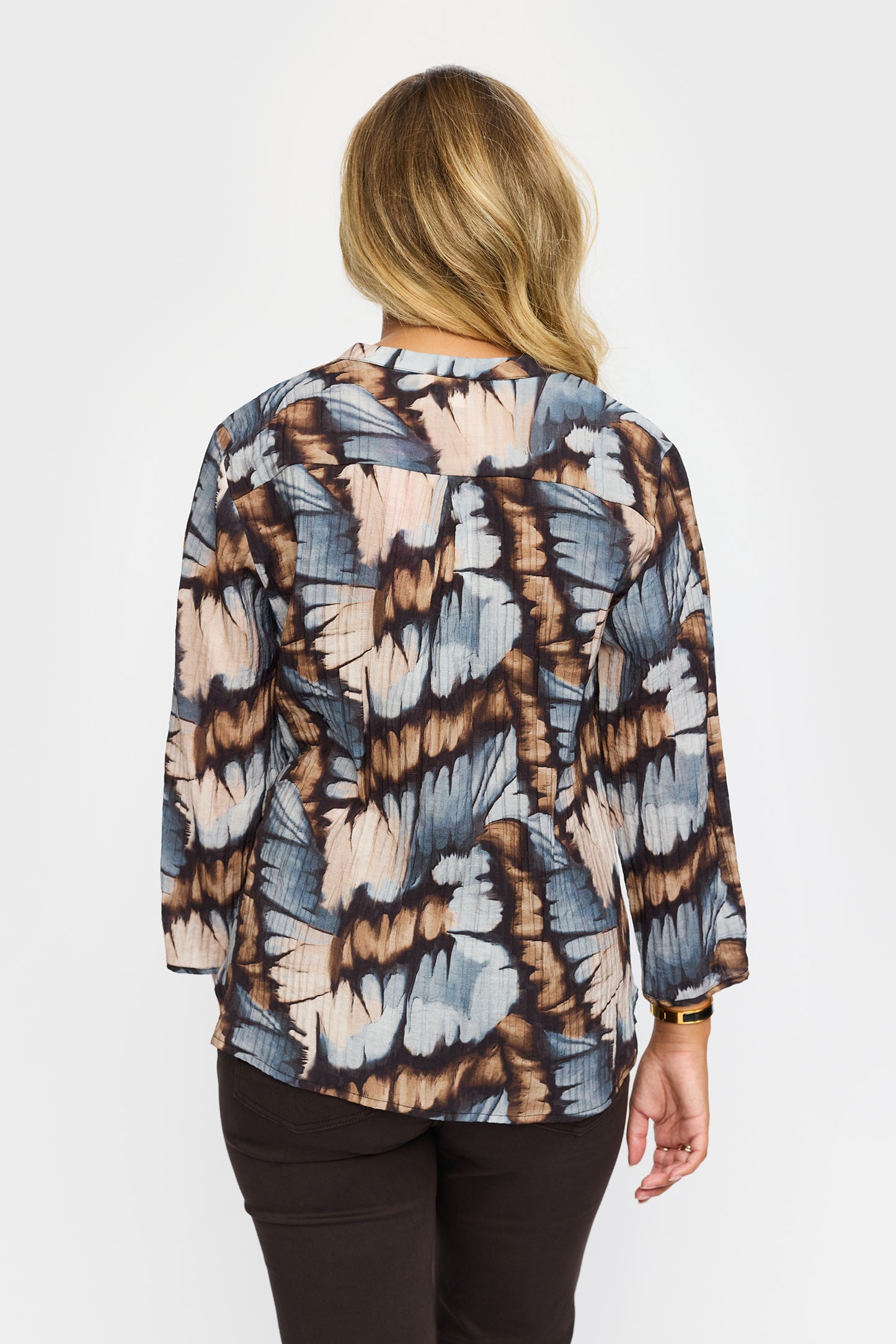 Blåmønstret 2-biz bluse set på model bagfra