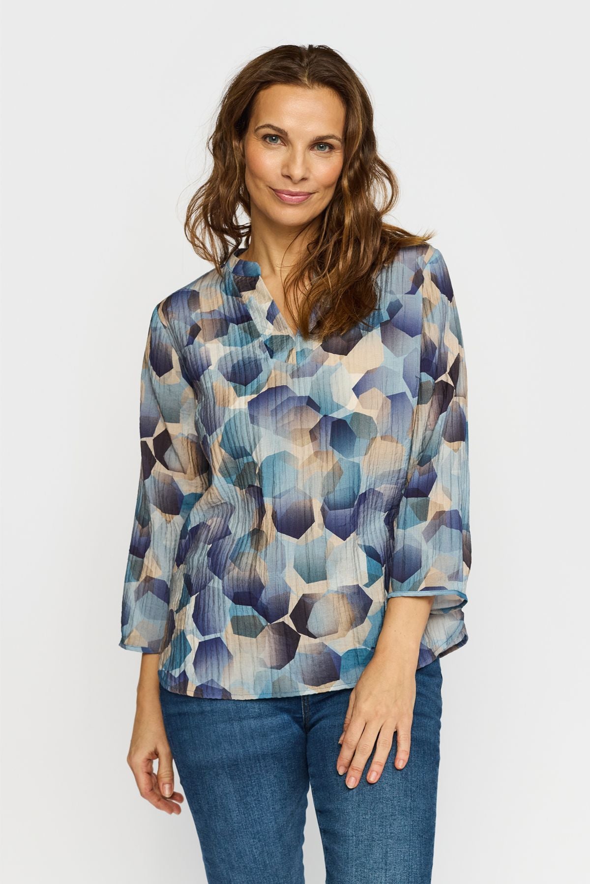 Blåmønstret bluse fra 2-biz med hexagoner på model