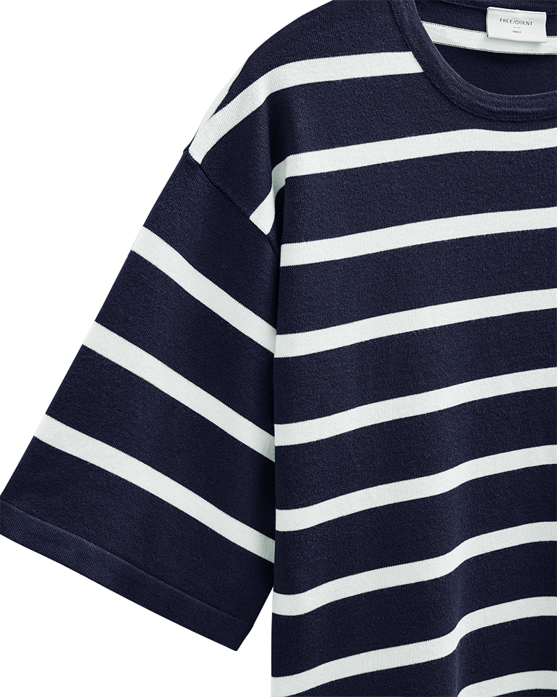 Mørkeblå bluse med hvide striber og korte ærmer detaljebillede