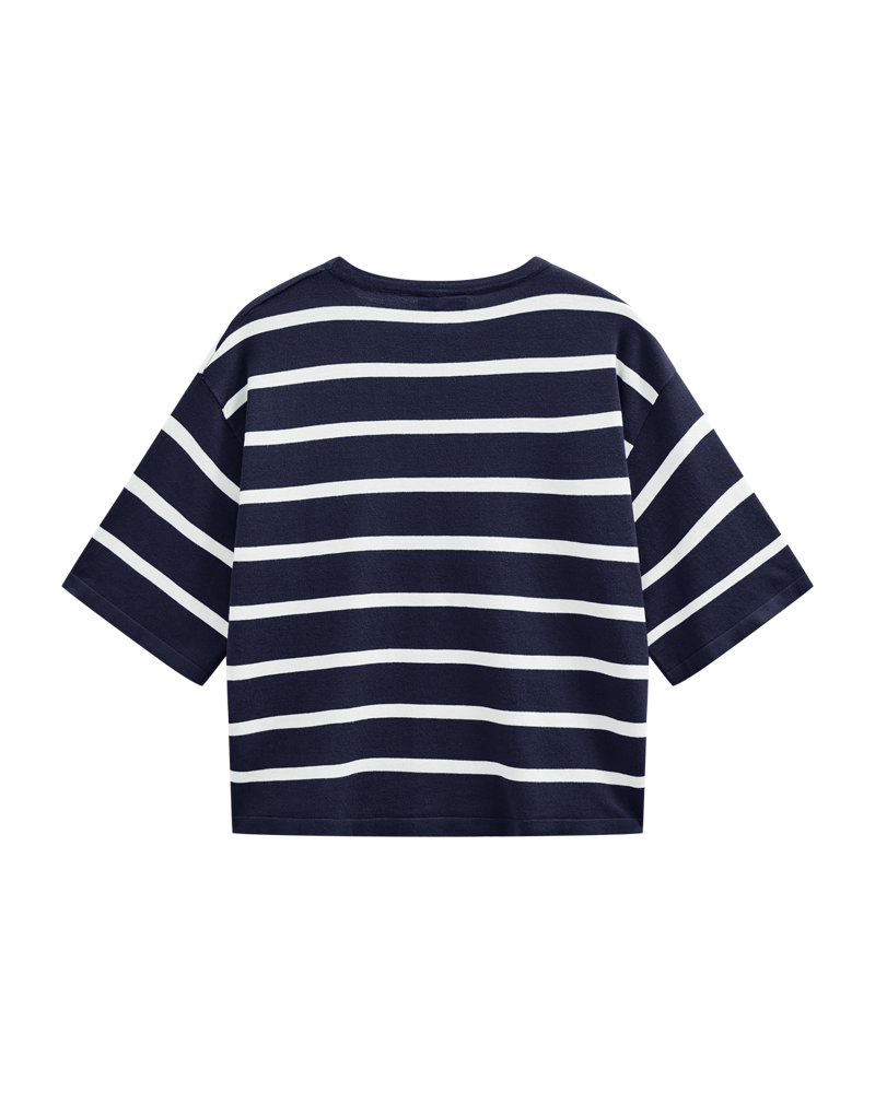 Mørkeblå bluse med hvide striber og korte ærmer bagfra