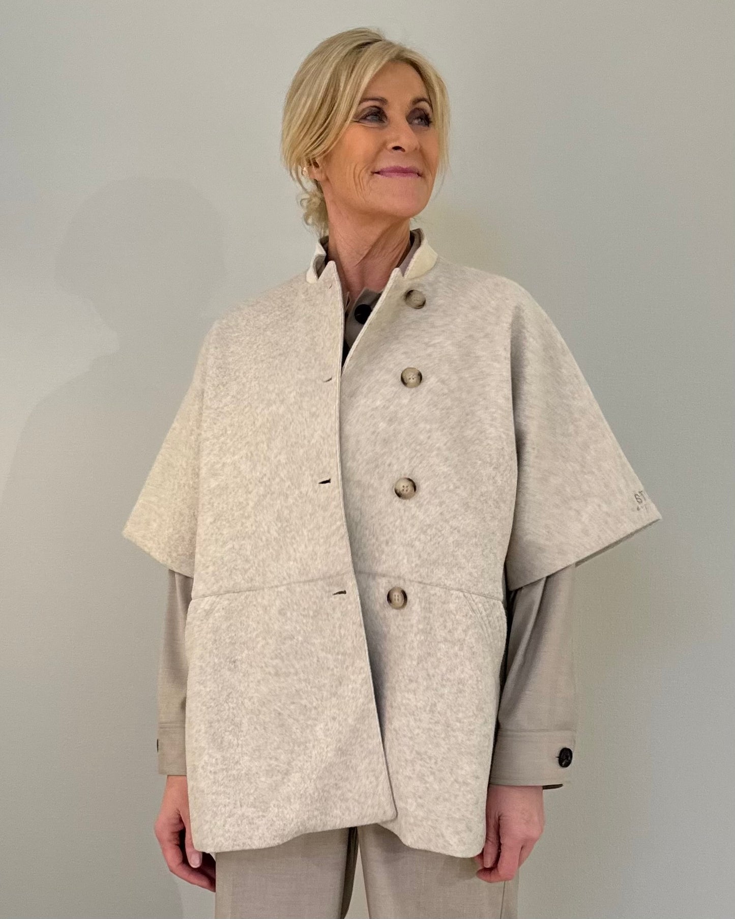 a150540 | Kopenhaken - Wooli Studio Cape Off white