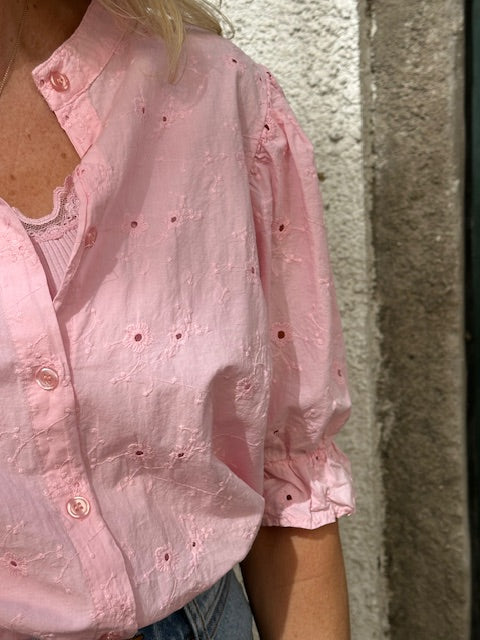 Lyserød Rosemunde top stylet under lyserød skjorte