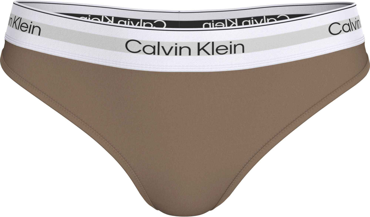 Lysebrunt Calvin Klein 156314 - QPS Lysebrun undertøj i bikinistil med en bred, hvid elastik i taljen med mærkelogo.