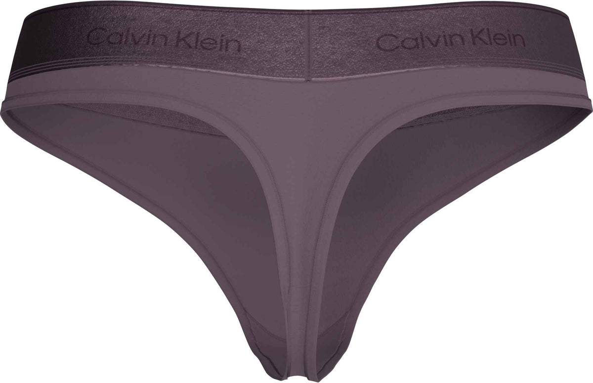 Mørk lilla Calvin Klein QF8826 g-streng med elastisk linning med logo.
