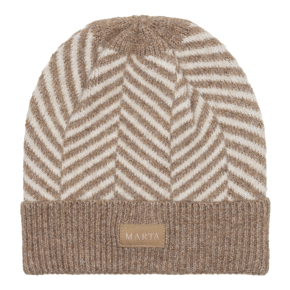 Marta du Château-hue, beige/hvid chevronmønster, foldet ribkant, beige MARTA-mærke foran.