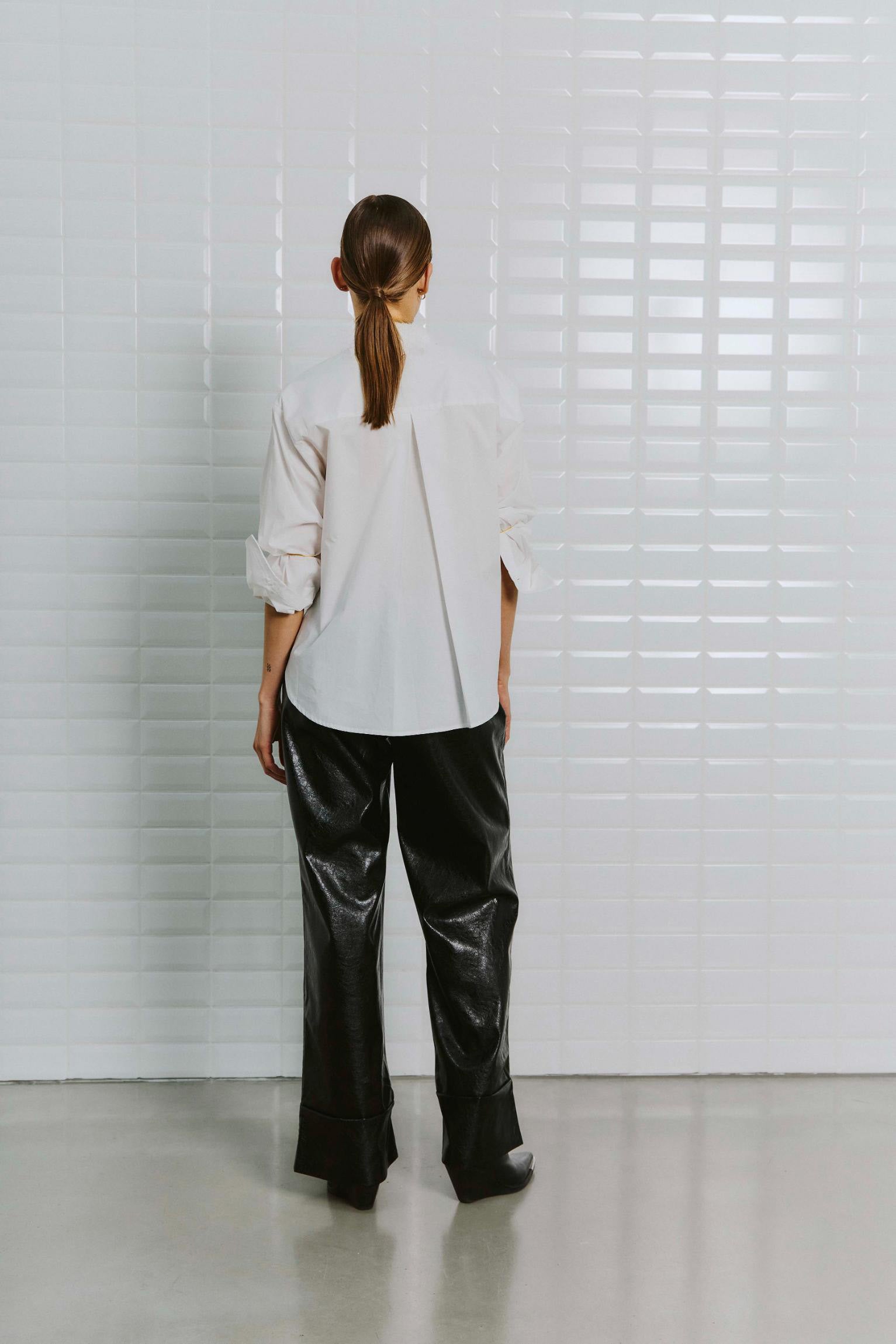 153203 | WithBlack - Cassiopeia Hvid