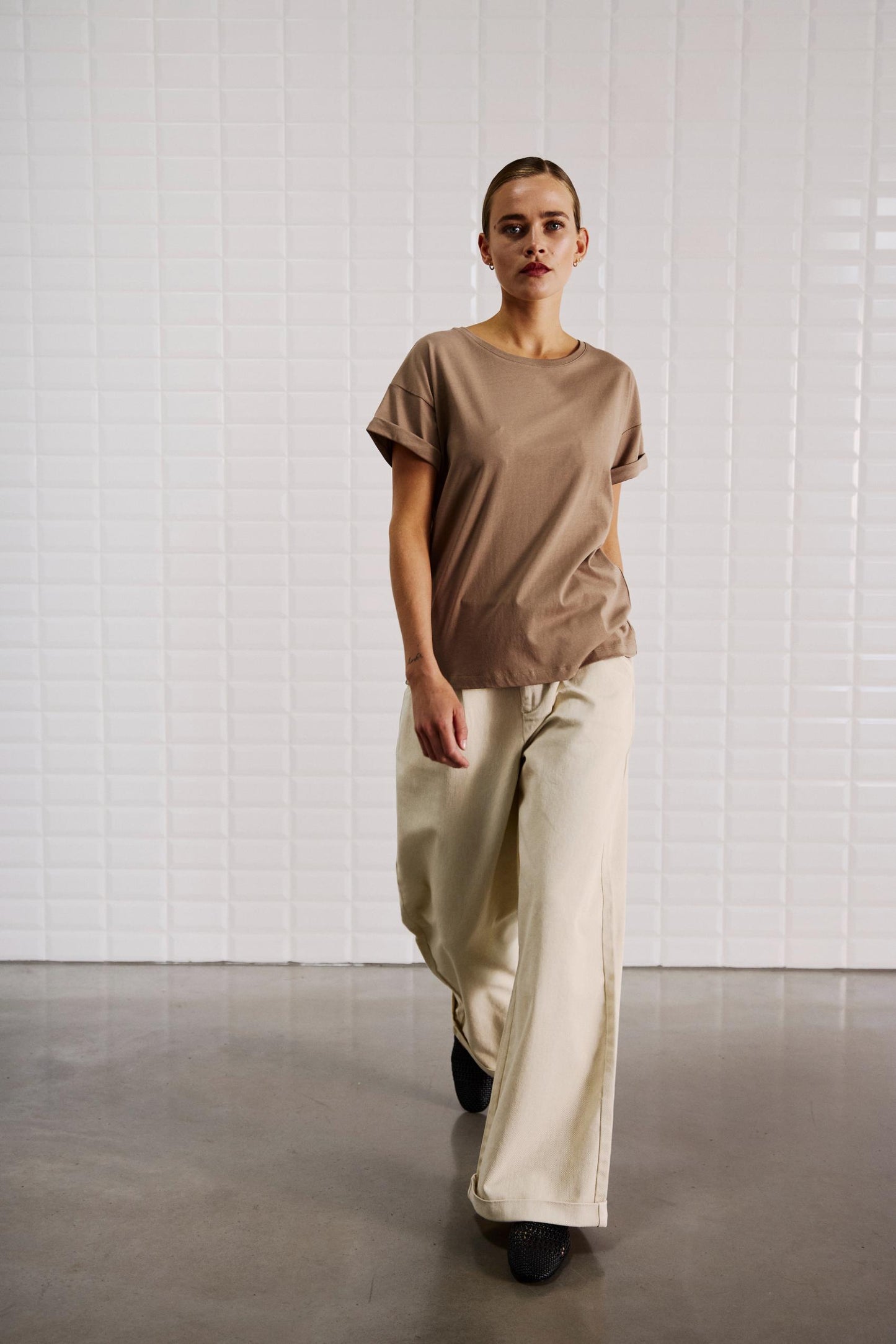 153542 | WithBlack - Corri Lysebrun