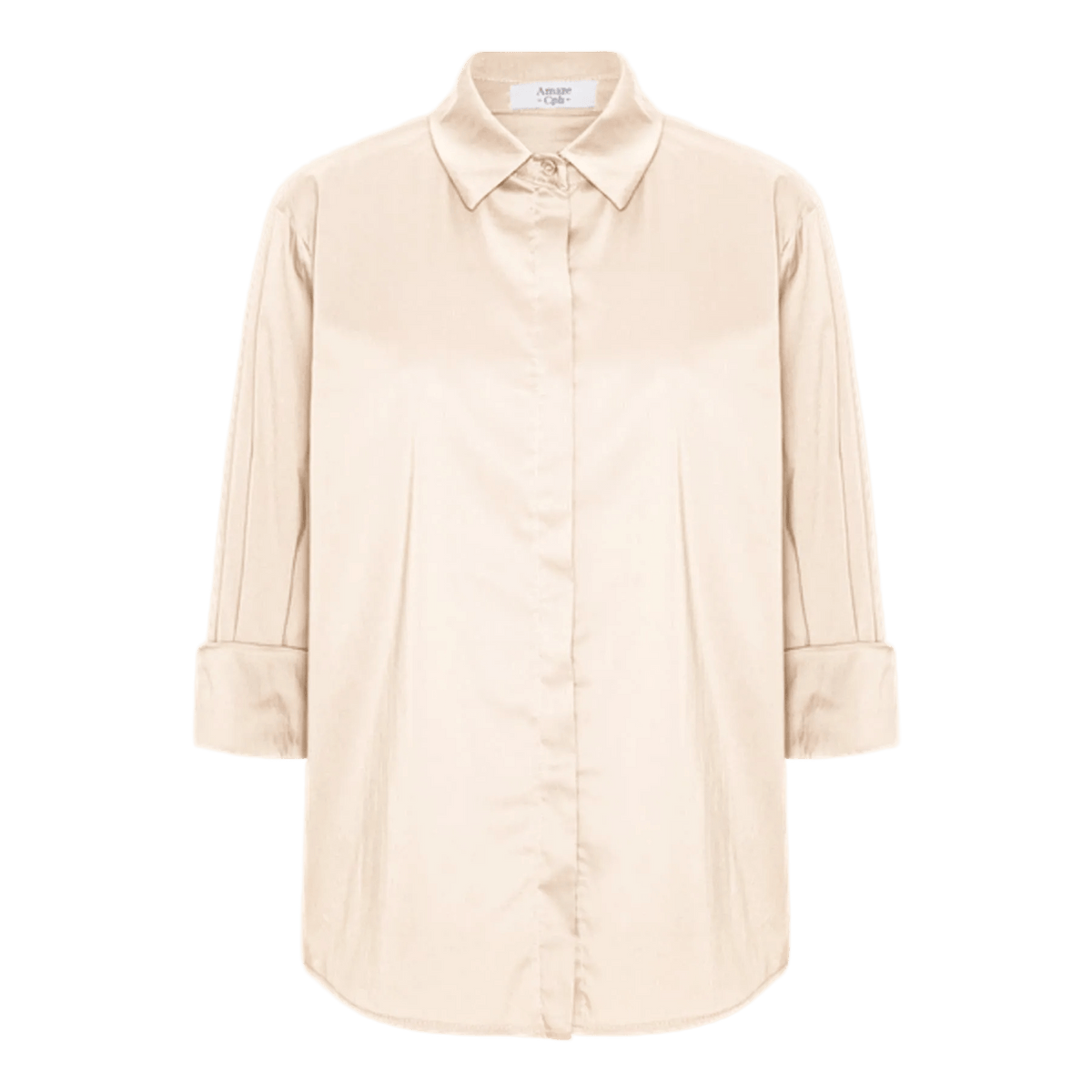 Norma Champagne: Beige langærmet skjorte med knapper, krave og manchetter fra Amaze Cph, vist på hvid baggrund.