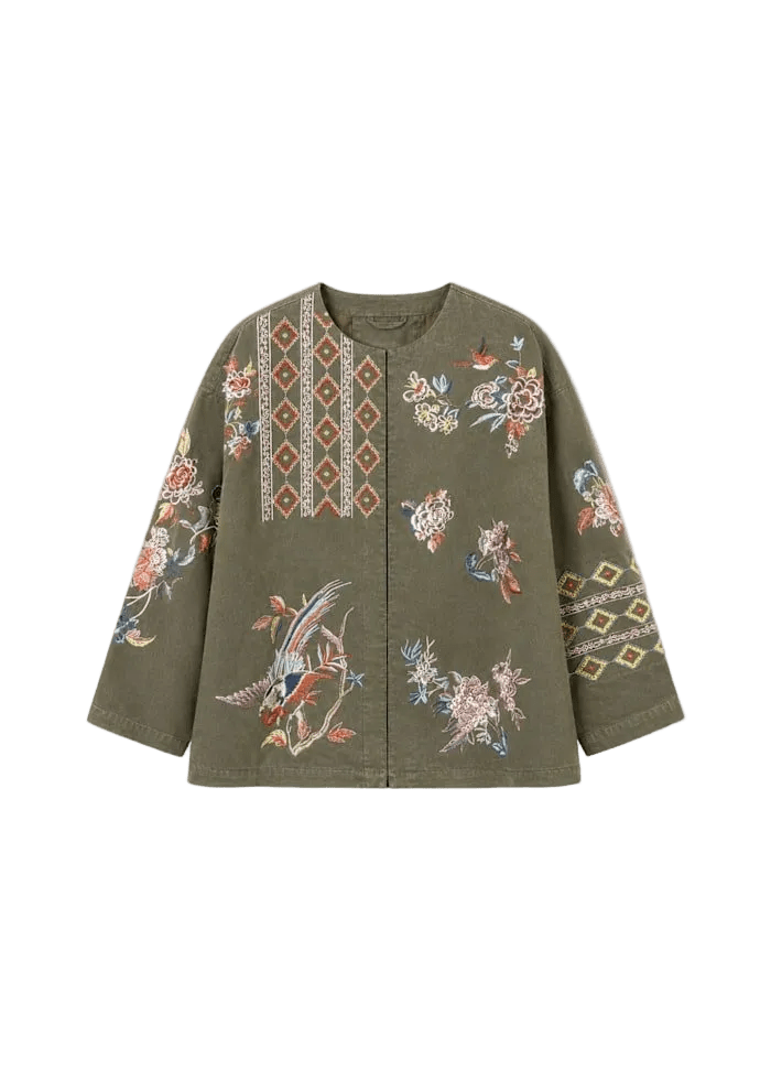 Amaze Cph Noa Armygrøn jakke med flerfarvet blomster- og geometrisk broderi på fronten, ærmerne og skuldrene.