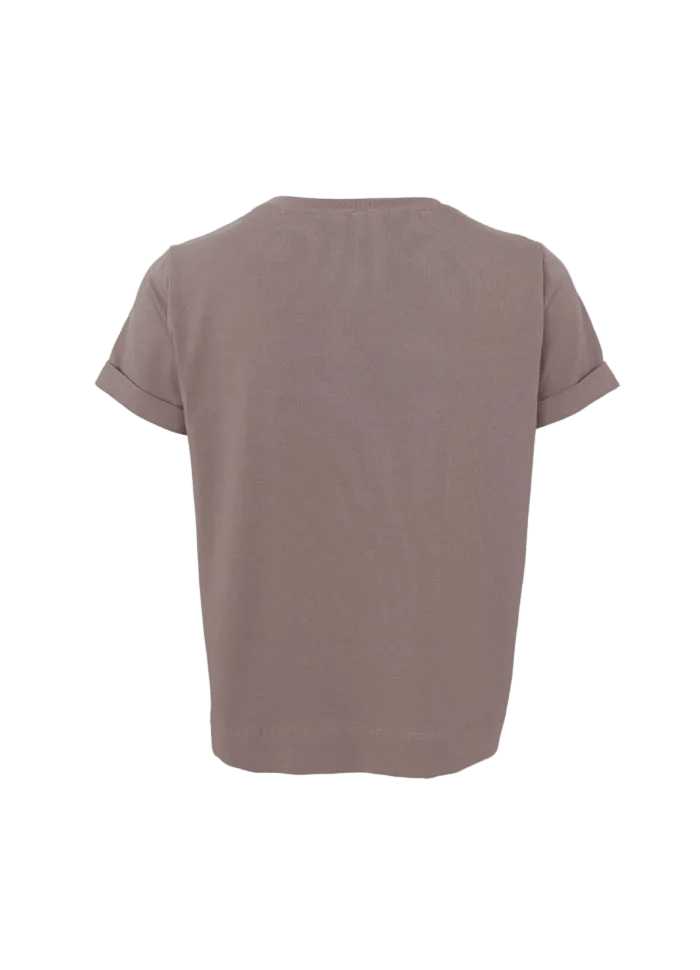 Bagside af sort farve – May Brun brun T-shirt med rund hals og opsmøgede ærmer på hvid baggrund.