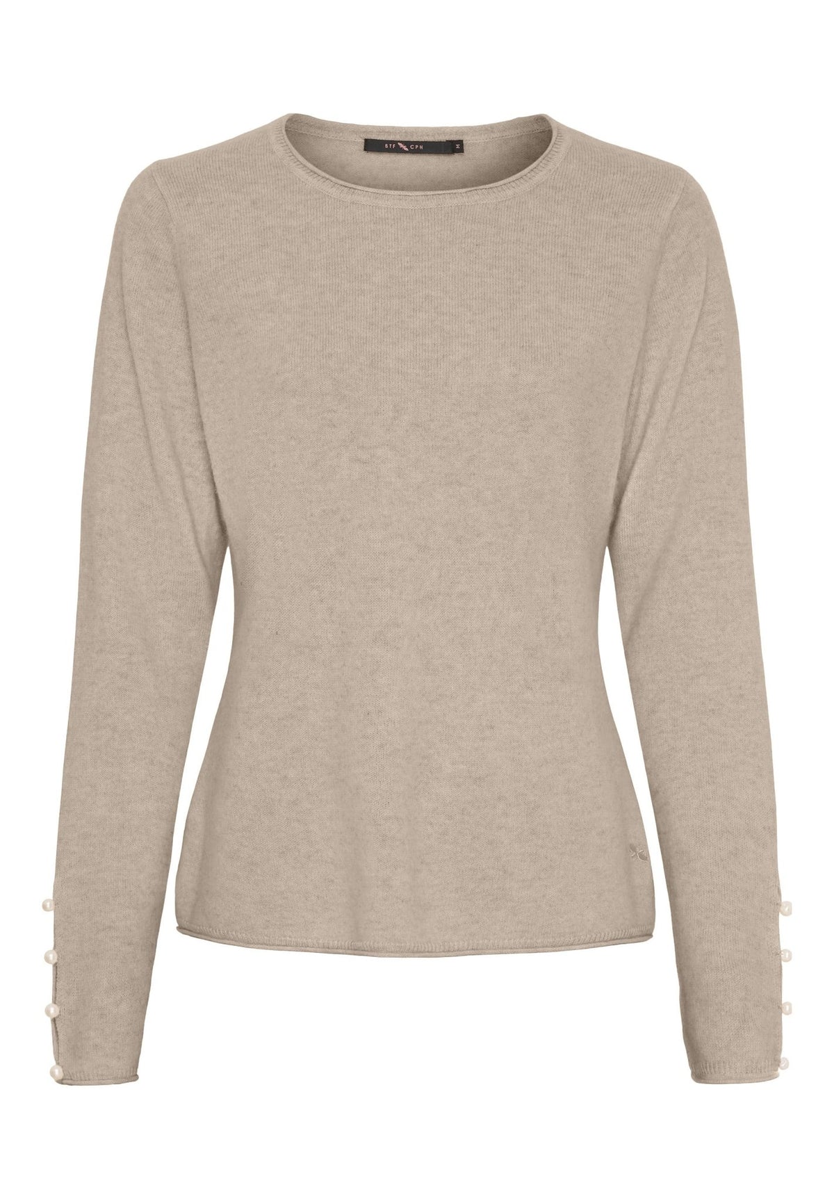 BTF CPH 154173 Sweater i kashmir i farven Sand med rund hals og perleknapper ved manchetterne, vist på hvid baggrund.