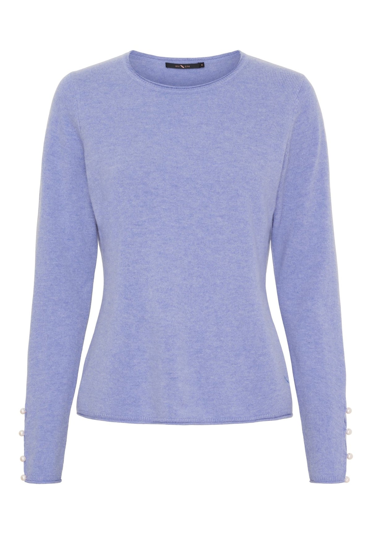 BTF CPH 154174 Cashmere Blå striktrøje med perleknapper ved manchetterne, vist på en ensfarvet hvid baggrund.