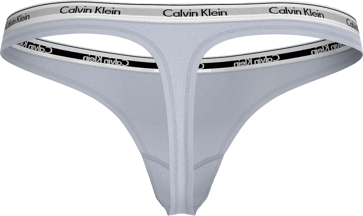 Lyseblå Calvin Klein-G-streng med logo-bånd, set bagfra, på ensfarvet baggrund. 3 FOR 399,-.