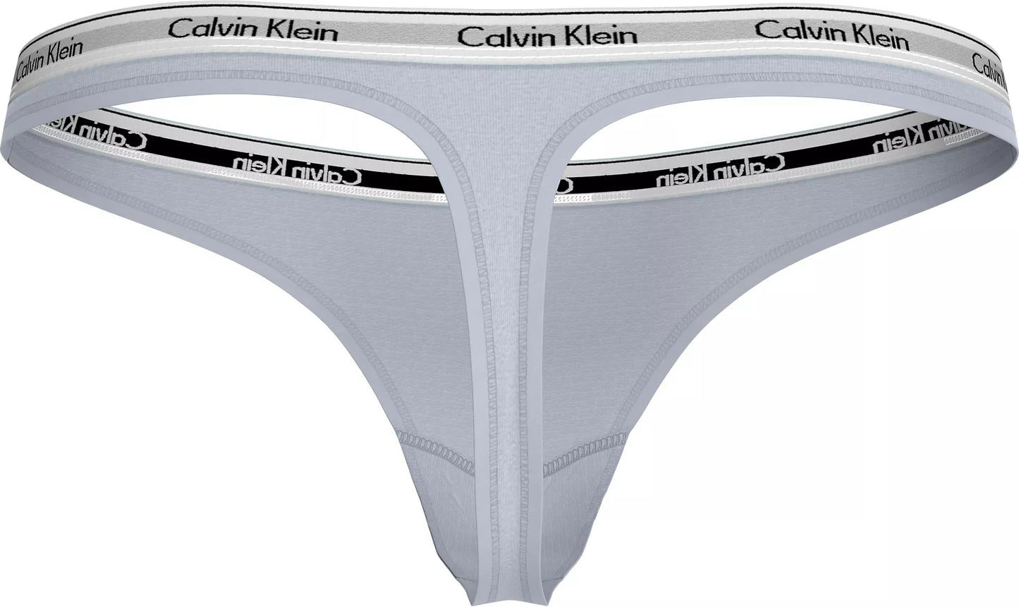 En lyseblå Calvin Klein-G-streng med mærkelogo på linningen, vist på en hvid baggrund.