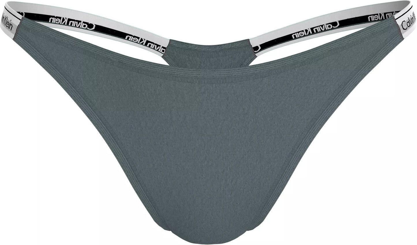 Grøn Calvin Klein-G-streng med elastisk logo-kant, fotograferet fladt mod en hvid baggrund.