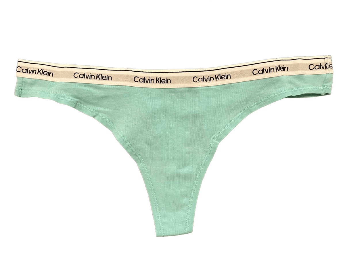 Calvin Klein 150133 G-streng, lys blågrøn med beige kant og logo, smukt fremhævet på hvid baggrund.