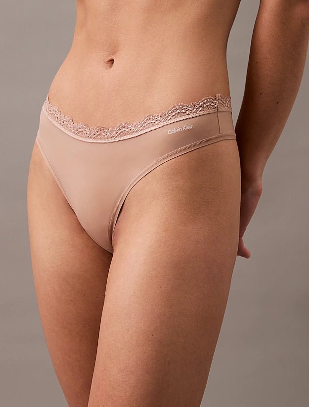 Calvin Klein 150361 g-streng i pudderfarve med blondekant, set forfra. 3 FOR 399,-.
