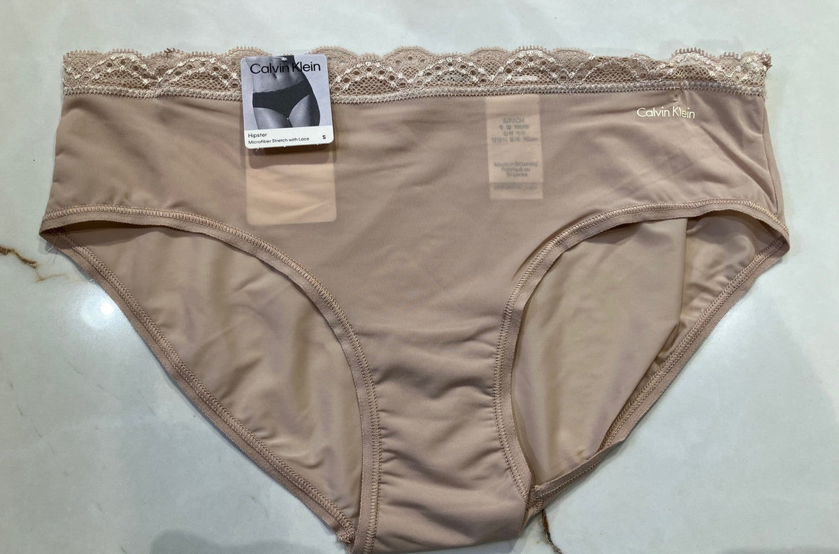 Calvin Klein 151182 Pudder hipster, mikrofiber og blondekant, udstillet fladt på marmor. 3 for 399,-.