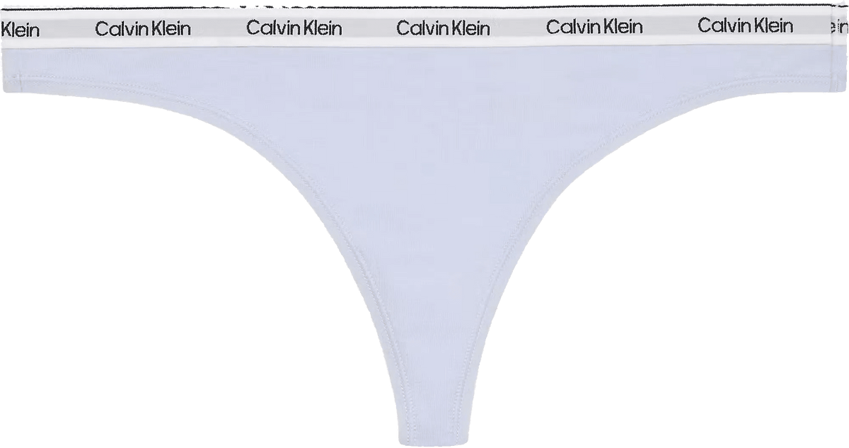 Lyselilla Calvin Klein G-streng med logo-bånd og elastik, vist på en neutral baggrund. 3 for 399,-.