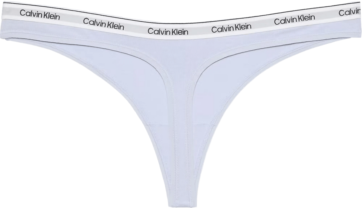 Lyselilla Calvin Klein G-streng med logo på linningen, fotograferet fladt på hvid baggrund. 3 FOR 399,-.