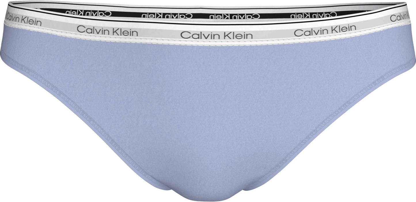 Lyselilla Calvin Klein-bikiniunderbukser med lav talje og ikonisk gråt logobånd.