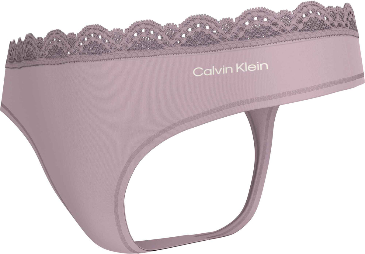 Støvet lyserød 156494 | Calvin Klein – 3 FOR 399,- Lyserød g-streng med blondekant i taljen og hvid logo-tekst.