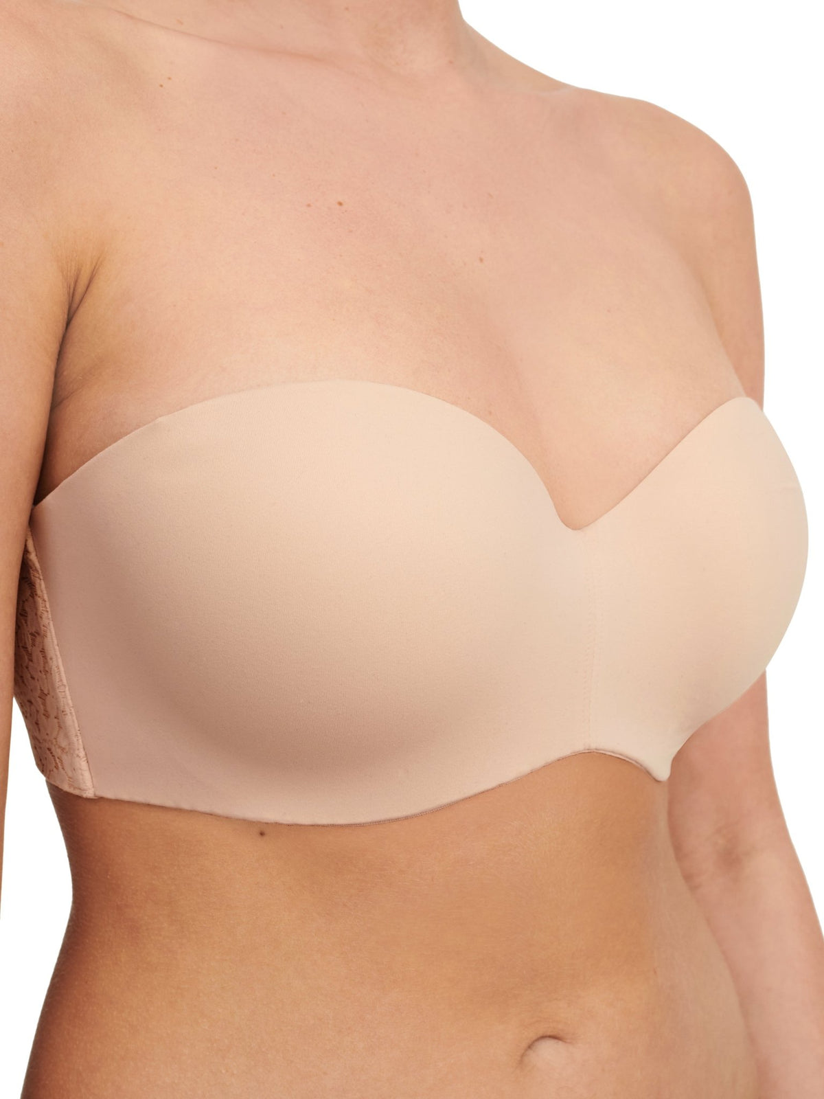 Modellen bærer Chantelle EasyFeel Norah 01N Lys pudder, vist fra skuldrene til taljen foran en ensfarvet baggrund.