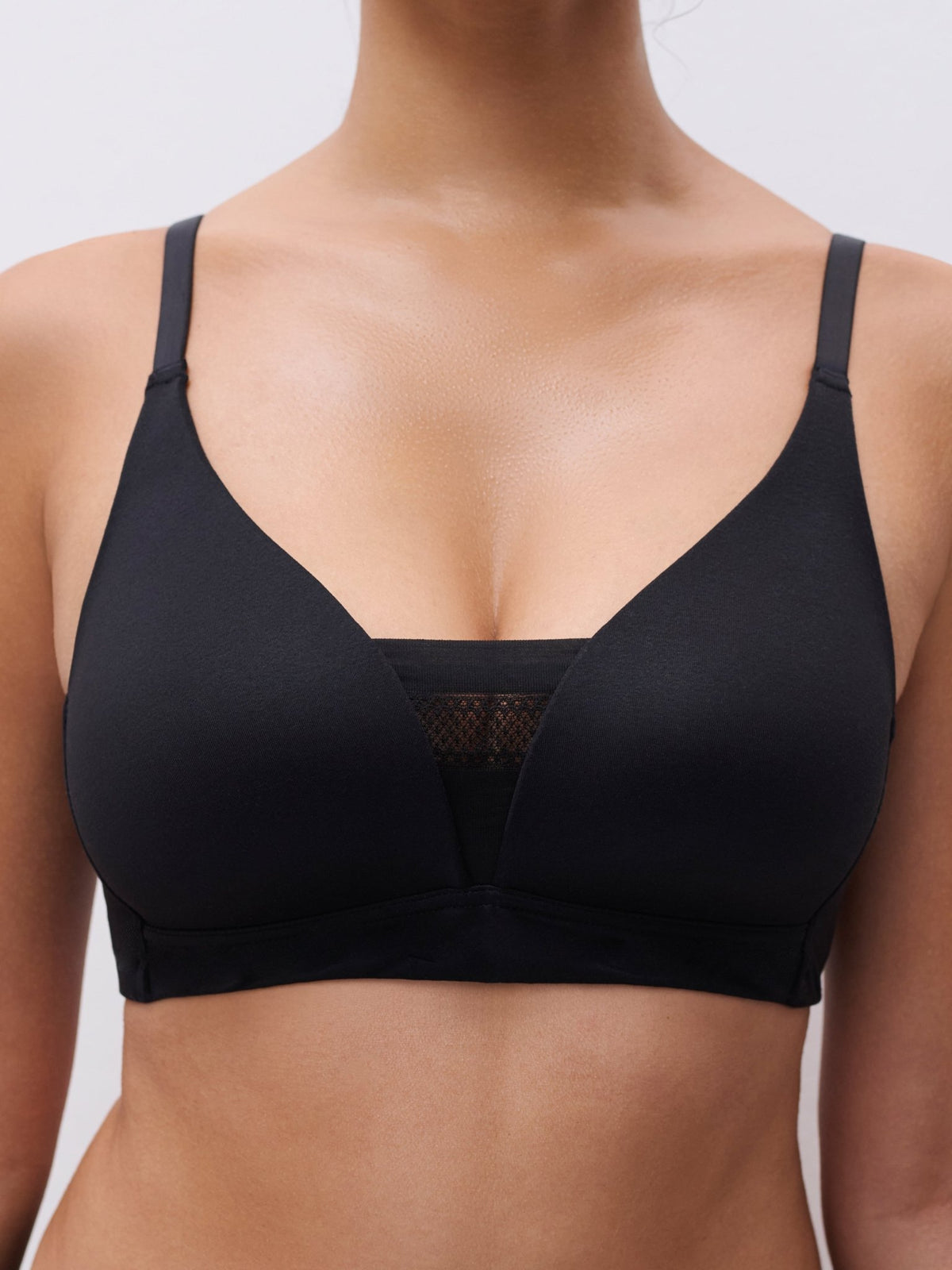 Modellen bærer Chantelle EasyFeel – Easy Bliss Black Sort 152527 med tynde stropper og mesh-detaljer; vist fra skuldrene til taljen.
