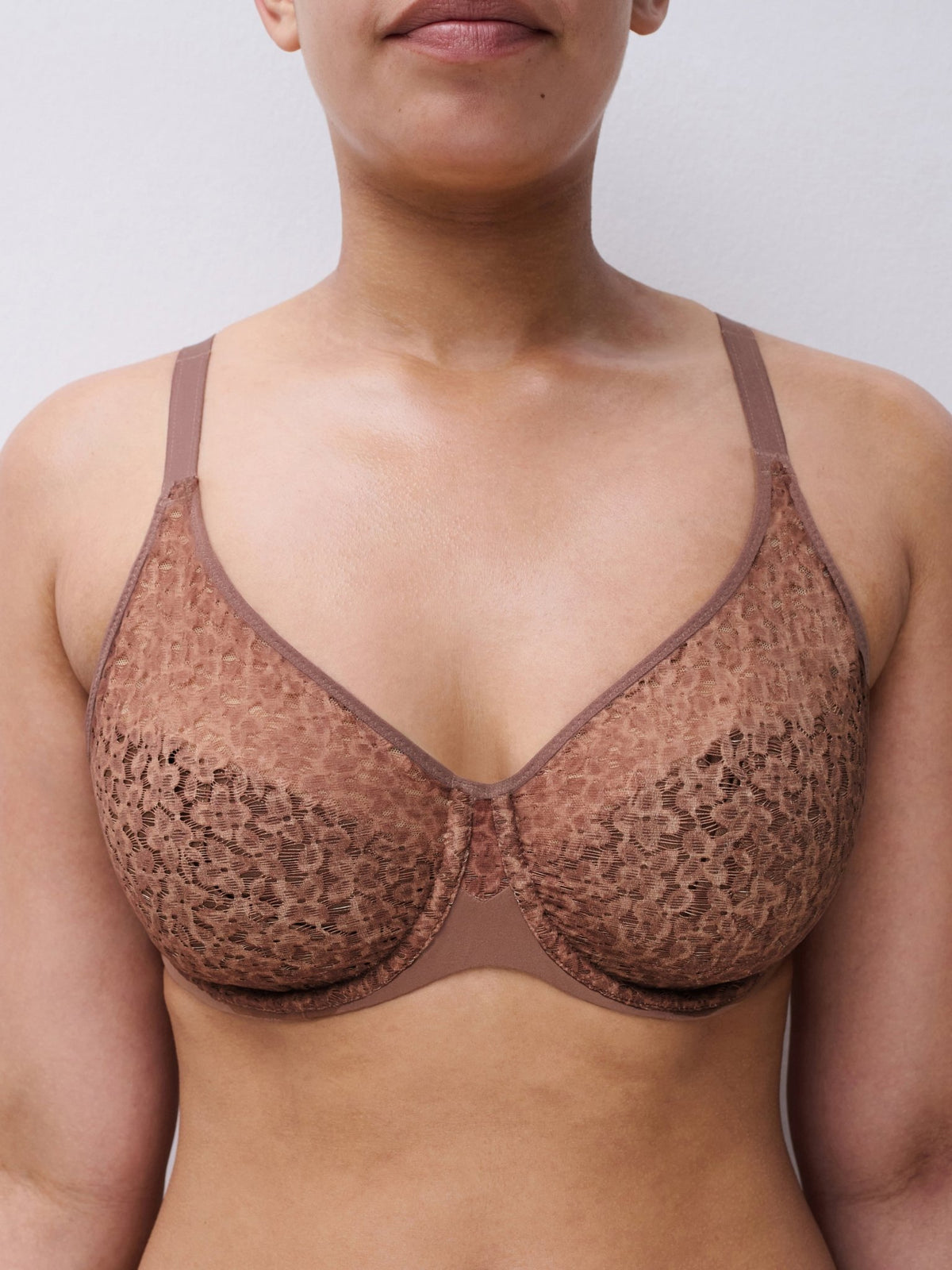 Kvinde iført en Chantelle EasyFeel Norah Wild Brown Brun-bh, vist fra skuldrene til taljen, foran en lys baggrund.