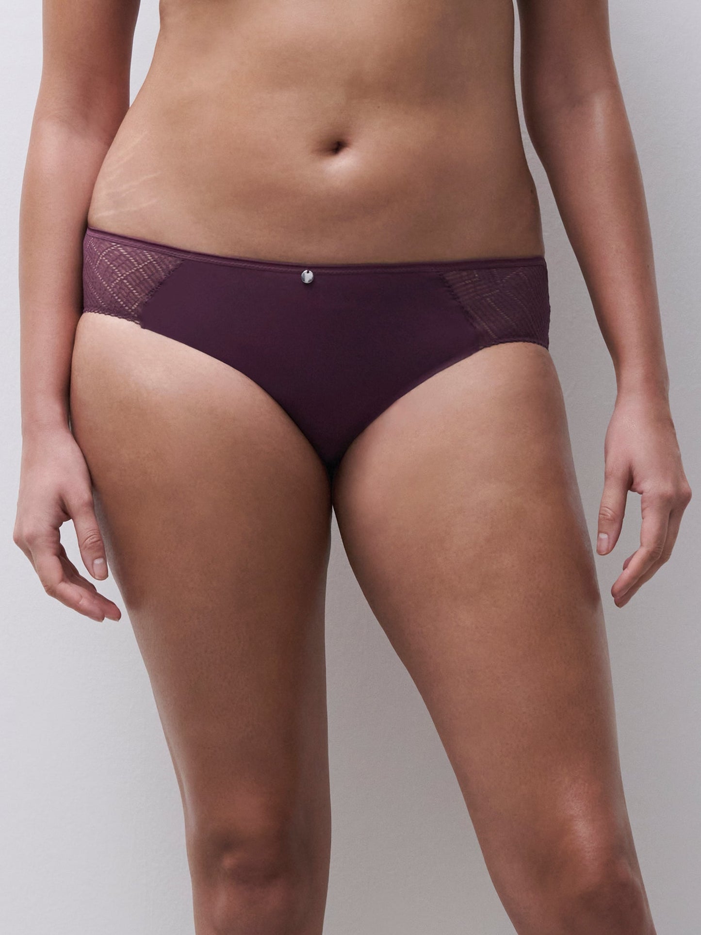 En person iført Chantelle EasyFeel Emma Plum Bordeaux 155203 står foran en ensfarvet, lys baggrund.