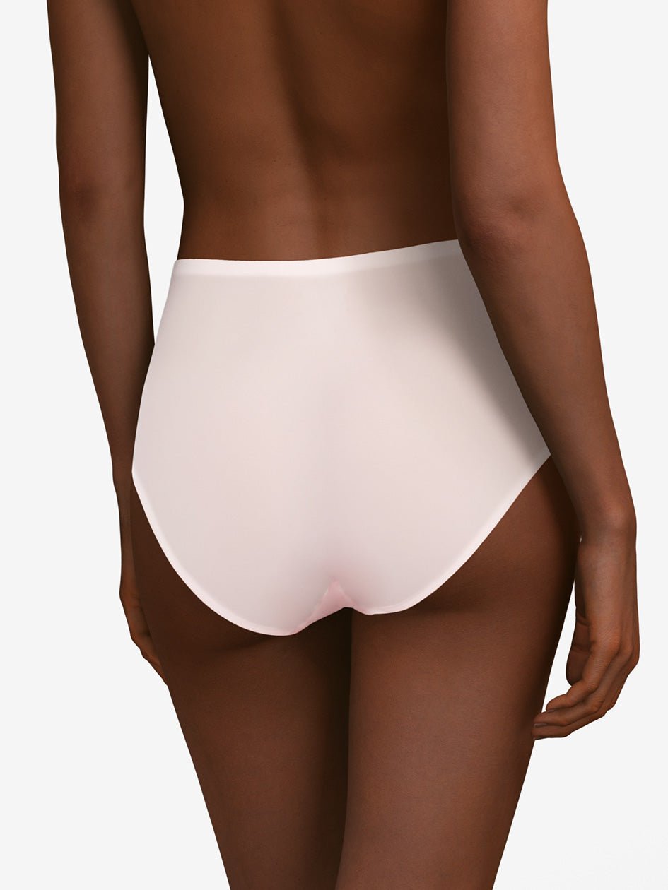 Modellen ses her set bagfra i Chantelle Seamless – Soft Stretch Maxi LYSERØD, med høj talje og i lyserød.