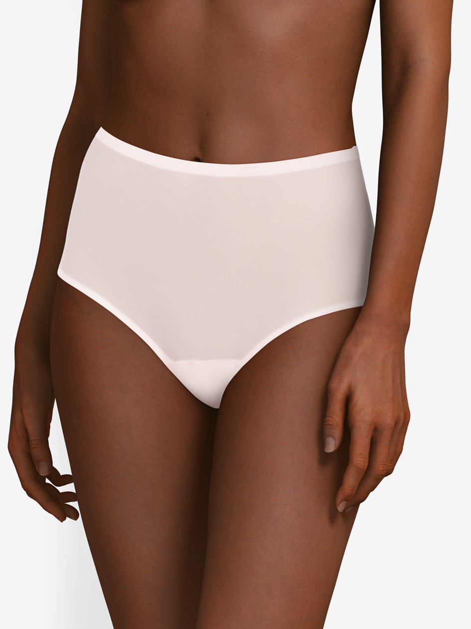 Modellen bærer Chantelle Seamless – Soft Stretch Maxi LYSERØD, vist fra midten af overkroppen til lårene foran en ensfarvet baggrund.