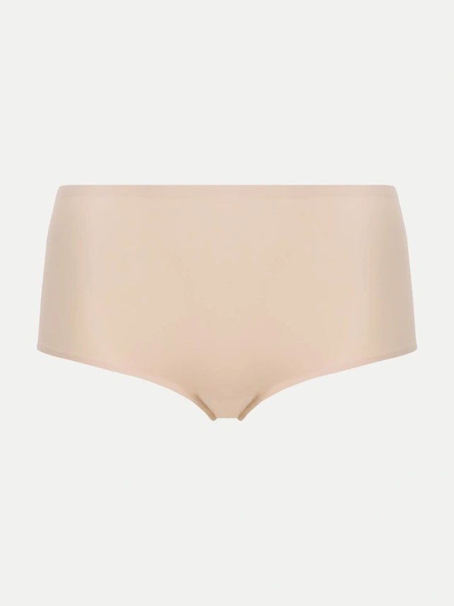 Chantelle Seamless Soft Stretch Maxi-trusser i farven sand, vist forfra for at fremhæve komfort og stil på hvid baggrund.