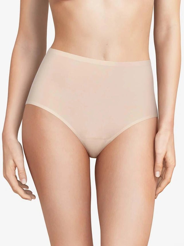 Model iført Chantelle Seamless – Soft Stretch Maxi Sand, vist fra skuldrene til lårene på en ensfarvet baggrund.